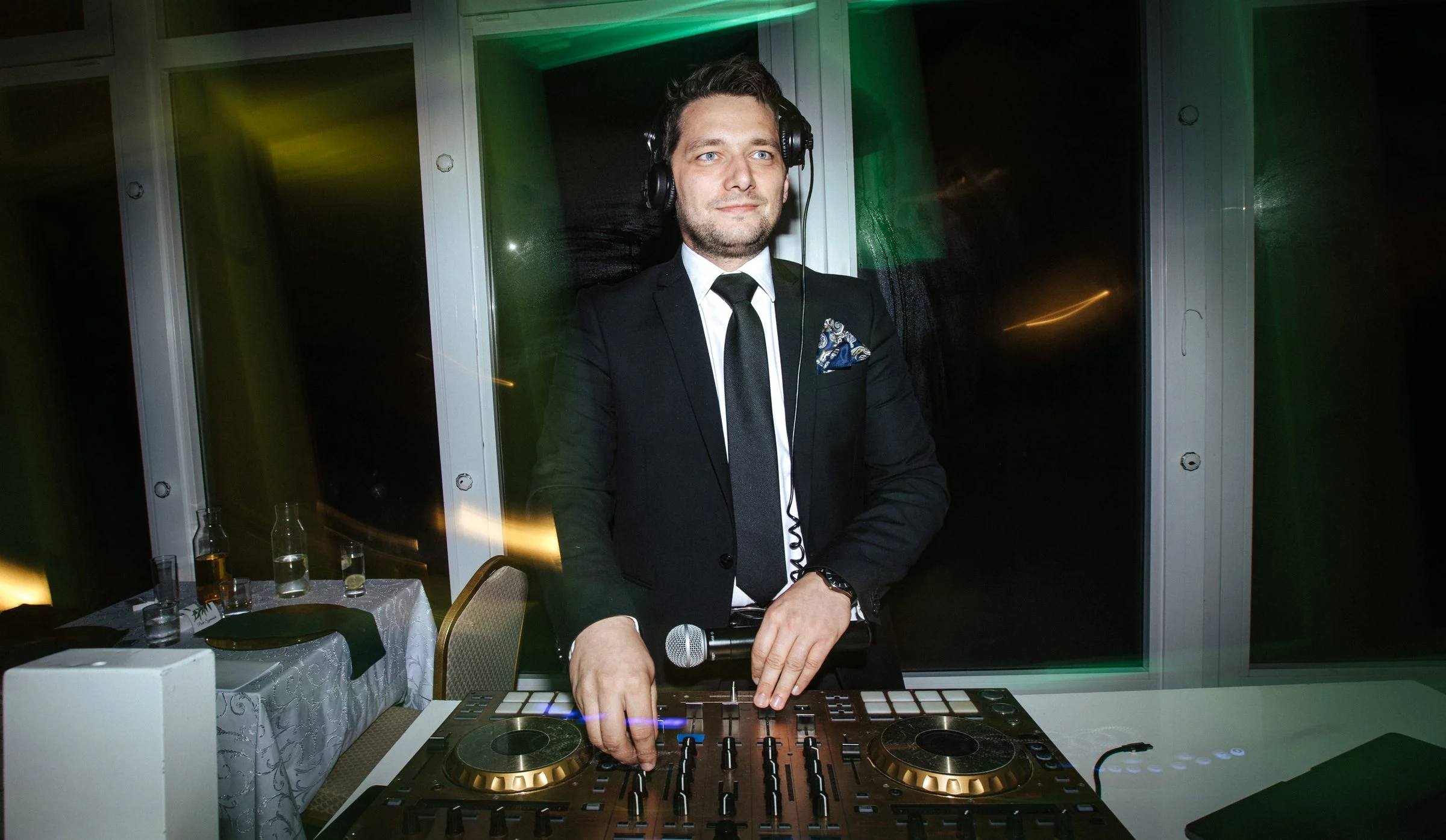 DJ Piotr Szymański przy konsoli